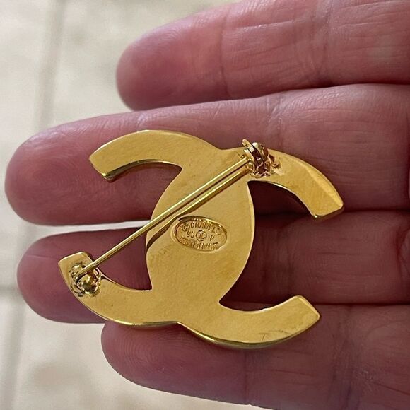 Chanel Vintage Turn Lock Interlocking CC Brooch from 1996. - Picture 5 of 5